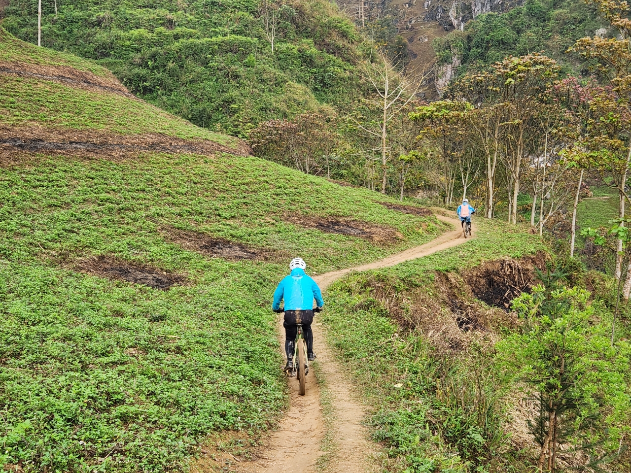Epic Sapa Ride: 1-Day Cycling Tour to Silver Waterfall, Love Waterfall, and Heaven’s Gate